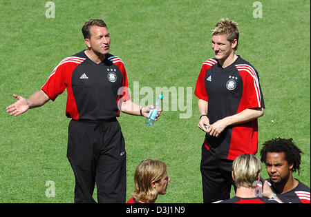 (Dpa) - portiere tedesco coach Andreas Koepcke (L) Chat con Bastian SCHWEINSTEIGER del passo prima alla semi-finale della FIFA Confederations Cup di Germania vs Brasile in Nuremberg, Germania, 25 giugno 2005. Foto Stock