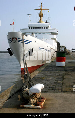 (Dpa file) - l'immagine, datata 16 aprile 2005, mostra la ormeggiati sea resort cruiser " Stemma di Amburgo' nel terminal del traghetto di Cuxhaven, Germania. Foto Stock