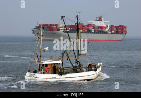 (Dpa file) - l'immagine, datata 16 aprile 2005, mostra una nave portacontainer e una taglierina ahrimp crociera sul fiume Elba vicino a Cuxhaven, Germania. Foto Stock