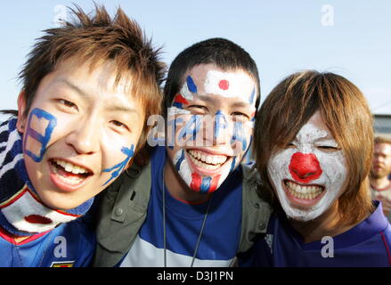 (Dpa) - Giapponese sostenitori indossare i loro colori nazionali dipinta sul loro volto e allegria prima dell' inizio del gruppo B match di Confederations Cup Giappone vs Brasile a Colonia, Germania, 22 giugno 2005. (Eds: l'uso di Internet e delle applicazioni mobili soggette alla FIFA di termini e condizioni) +++(c) dpa - Bildfunk+++ Foto Stock