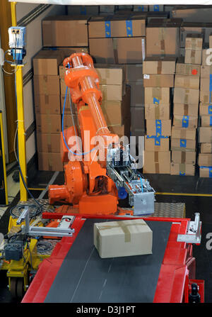 (Dpa) - l'immagine mostra un prototipo di un pacco robot presentato in Bremen Istituto di tecnologia industriale e applicato il lavoro scientifico presso l Università di Brema (BIBA) di Brema, Germania, 24 giugno 2005. L'high tech strumento utilizzato per caricare e scaricare i contenitori è stato sviluppato da BIBA in cooperazione con il gruppo aziendale EADS Space Transportation per la Deutsche Post Foto Stock