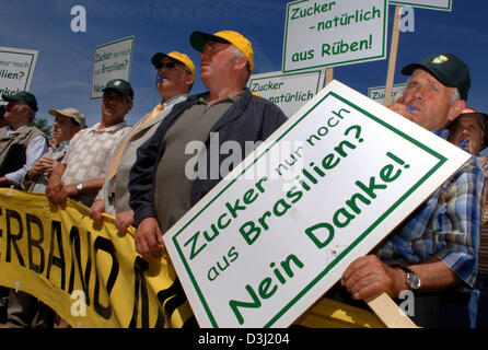 (Dpa) - coltivatori di barbabietola di protesta contro il nuovo mercato europeo dei regolamenti per lo zucchero durante il trentunesimo tedesca degli agricoltori giorno a Rostock, Germania, Mercoledì, 22 giugno 2005. La Associazione tedesca degli agricoltori ha respinto le proposte della Commissione europea in materia di riforma del mercato dello zucchero come 'completamente esorbitanti'. Secondo l'associazione di agricoltori, l'attuazione della Foto Stock