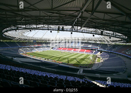 (Dpa) - Vista nella FIFA Confederations Cup concorrenza luogo AWD Arena di Hannover, Germania, 19 giugno 2005. Il 'Niedersachsenstadion" è stato costruito nel 1954 ed è stato trasformato in un puro stadio di calcio per 63 milioni di euro. Esso offre uno spazio per 39,300 spettatori e appartiene alla concorrenza i luoghi della FIFA campionati del mondo 2006. Foto Stock