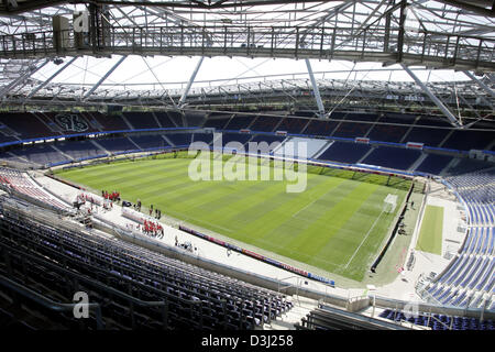 (Dpa) - Vista nella FIFA Confederations Cup concorrenza luogo AWD Arena di Hannover, Germania, 19 giugno 2005. Il 'Niedersachsenstadion" è stato costruito nel 1954 ed è stato trasformato in un puro stadio di calcio per 63 milioni di euro. Esso offre uno spazio per 39,300 spettatori e appartiene alla concorrenza i luoghi della FIFA campionati del mondo 2006. Foto Stock