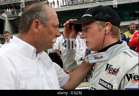 (Dpa) - l'immagine mostra Formula One Team Principal McLaren Ron Dennis (L) e il Finlandese pilota di Formula Uno Kimi Raikkonen (R) prima dell'inizio di un gran premio che presentava solo sei vetture in Indianapolis, Stati Uniti d'America, domenica 19 giugno 2005. Tutte e sette le squadre dotate di pneumatici Michelin ha ritirato dalla gara a causa di problemi di sicurezza. Foto Stock