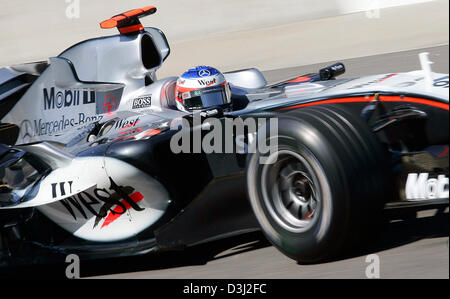 (Dpa) - l'immagine mostra il Finlandese pilota di Formula Uno Kimi Raikkonen di McLaren-Mercedes in azione durante la terza sessione di prove libere a US-F1 Grand Prix di Indianapolis, Stati Uniti d'America, 18 giugno 2005. US-Grand Prix si svolgerà qui di Domenica, 19 giugno 2005. Foto Stock