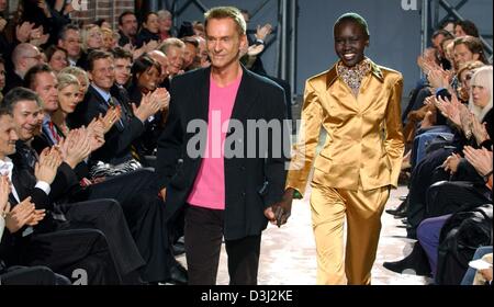 (Dpa) - Tedesco designer di moda passeggiate mano nella mano con il modello Sudanese Alek Wek lungo la passerella durante una fahsion mostra che ha presentato Joop della nuova collezione di moda "Wunderkind Couture" di Berlino, 13 febbraio 2004. Numerose celebrità hanno partecipato all'shpw, tra quelli erano Berlin il sindaco Klaus Wowereit (2a da L) e Guido Westerwelle (6nd da L). leader della FDP. Circa 300 gu Foto Stock