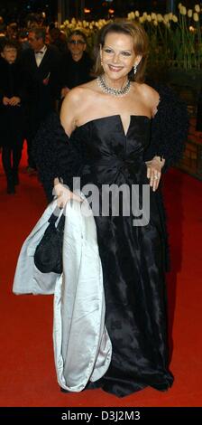 (Dpa) - Italiano attrice Claudia Cardinale indossa il suo abito da sera e sorrisi sul suo arrivo all'evento di chiusura del 54th Berlinale Festival Internazionale del Cinema di Berlino il 14 febbraio 2004. Foto Stock