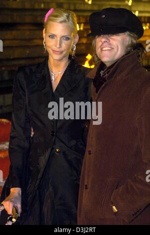 (Dpa) - modello tedesco Nadja Auermann e British musicista Bob Geldof arrivare al 'Cinema per la pace " gala di beneficenza a Berlino, il 9 febbraio 2004. Il ricavato della serata di gala che si è tenuta a margine della Berlinale Film Festival, andrà a UNICEF e Aids in istituti di ricerca. Foto Stock