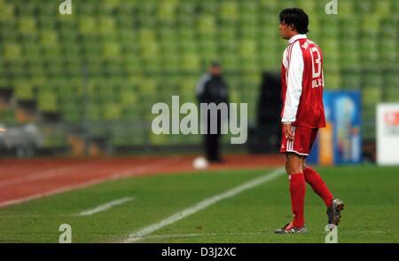 (Dpa) - Bayern Monaco di Baviera centrocampista Michael Ballack passeggiate fuori il passo dopo essere stato prenotato durante la Bundesliga partita di calcio tra FC Bayern Monaco e Hannover 96 a Monaco di Baviera, Germania, il 8 febbraio 2004. In fine, Byaern Monaco ha vinto il gioco da parte di un cliente di 3-1 contro di Hannover. Foto Stock