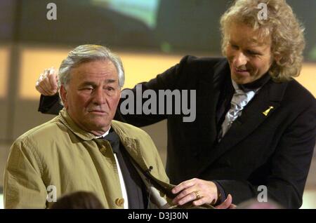 (Dpa) - Noi attore Peter Falk (L) indossa un trench come Columbo, mentre in piedi accanto alla TV tedesca host Thomas Gottschalk sul palco durante il Golden fotocamera premi mostra a Berlino, il 4 febbraio 2004. Alla vigilia della Berlinale aprendo la fotocamera d'oro è stato aggiudicato in 14 categorie per la trentanovesima volta dalla TV Tedesca ufficiale 'Hoerzu' ('ascoltare"). Foto Stock