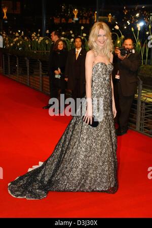 (Dpa) - Tedesco top model Claudia Schiffer arriva per la serata di apertura della Berlinale festival del cinema di Berlino, 5 febbraio 2004. 'Cold Mountain" è stato il film di apertura del 54th Berlinale festival internazionale del film nella capitale tedesca che va dal 5 al 15 febbraio 2004. Foto Stock