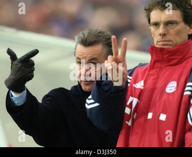 (Dpa) - Bayern Monaco di Baviera allenatore Ottmar Hitzfeld (L) e il suo co-allenatore Michael Henke gesto segni con le loro mani per i giocatori sul campo durante la Bundesliga soccer game Eintracht Francoforte contro FC Bayern Monaco di Baviera, Francoforte sul Meno, Germania, 31 gennaio 2004. La partita si è conclusa con un pareggio. Foto Stock