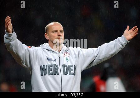 (Dpa) - Brema allenatore di calcio Thomas Schaaf gesti per i suoi giocatori sul campo durante la Bundesiga soccer game SV Werder Bremen contro Hertha BSC Berlino in Bremen, Germania, 31 gennaio 2004. Brema ha vinto il gioco da parte di un cliente di 4-0 contro Berlino. Foto Stock