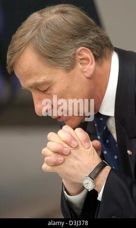 (Dpa) - Tedesco il Ministro dell'Economia Wolfgang Clement sta con le mani giunte al leggio nel Bundestag a Berlino, Germania, 29 gennaio 2004. Il Parlamento stava discutendo la sostituzione del capo della Federal Ufficio del lavoro. Foto Stock