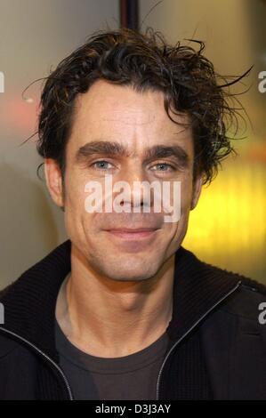 (Dpa file) - Tedesco il regista Tom Tykwer ("Lola corre", "cielo", "Wintersleepers') raffigurato nella colonia, 25 novembre 2002. Tykwer will helm international big-Bilancio produzione 'Dcome Parfum' ('Profumo: la storia di un assassino"), un adattamento del libro di Patrick Sueskind, la rivista 'Attenzione' segnalati. Produttore di film Bernd Eichinger, che aveva acquisito i diritti dal Foto Stock