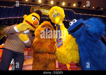 (Dpa) - Da L: Bert, Sansone, Fibo e il cookie monster del 'Apriti Sesamo' ('Sesamstrasse') risponde alle domande dei giornalisti durante una conferenza stampa tenutasi ad Amburgo, 8 gennaio 2004. Insieme con altri muppets da spettacolo TV che sarà in tournée in Germania con il live musical "ei mein Freund' (essere mio amico), rendendo la stazione si ferma in circa 40 città. Foto Stock