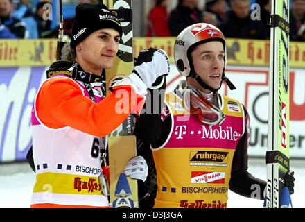 (Dpa) - Austrian ski ponticello Hoellwarth Martin (L) è il primo a congratularmi con Norvegese di Sci il ponticello Sigurd Pettersen (R) per il suo titolo globale dopo l'ultima fase del torneo delle quattro colline in Bischofshofen, Austria, 6 gennaio 2004. Pettersen ha vinto il torneo con la sua terza vittoria dell'evento dando la Norvegia il loro primo titolo assoluto in un decennio. In classifica generale, a Pett Foto Stock