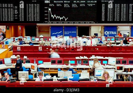 (Dpa) - Una vista del trading floor nella borsa tedesca (Deutsche Boerse) di Francoforte, Germania, 6 gennaio 2004. Quote tedesca alleviato leggermente nei primi mesi di negoziazione il 6 gennaio sulla Borsa di Francoforte, mentre l'euro ha continuato a riversarsi a nuovi massimi sui mercati valutari. Foto Stock