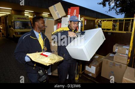 (Dpa) - due pacchi DHL spedizionieri preparano il loro itinerario al centro logistico a Dortmund, Germania, il 21 ottobre 2003. DHL è il in tutto il mondo pacchi, express e i servizi logistici filiale del gruppo Deutsche Post. Foto Stock