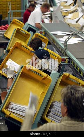 (Dpa) - i dipendenti ordina lettere secondo le loro destinazioni alla lettera di centro di smistamento della Deutsche Post a Essen, Germania, 13 ottobre 2003. Foto Stock