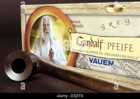 (Dpa) - un 'Gandalf il Signore degli Anelli" condotto si trova accanto alla sua casella in Vauen, produttore di pipe, in Nuremberg, Germania, 17 dicembre 2003. Il tubo è l'ultima creazione ed era releast in tempo per l inizio del film "Il Ritorno del Re", la terza parte di Hollywood fantasy "Signore degli Anelli". Il tubo è simile per forma alla tubazione featured in f Foto Stock