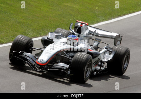 (Dpa) - l'immagine mostra il Finlandese pilota di Formula Uno Kimi Raikkonen della McLaren Mercedes in azione durante la terza sessione di prove libere a US-F1 Grand Prix di Indianapolis, Stati Uniti d'America, 18 giugno 2005. US-Grand Prix si svolgerà qui di Domenica, 19 giugno 2005. Foto Stock