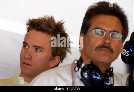 (Dpa) - l'immagine mostra tedesco di Formula One driver Nick Heidfeld della BMW-Williams (L) e direttore di BMW Motorsport tedesco Mario Theissen durante la terza sessione di prove libere a US-F1 Grand Prix di Indianapolis, Stati Uniti d'America, 18 giugno 2005. US-Grand Prix si svolgerà qui di Domenica, 19 giugno 2005. Foto Stock