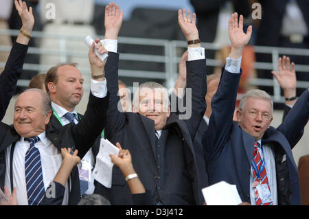 (Dpa) - presidente della FIFA Sepp Blatter, ministro tedesco degli affari interni Schily e il Primo ministro di Hesse, Roland Koch (da L-R), wave alla cerimonia di apertura della FIFA Confederations Cup a Francoforte, Germania, 15 giugno 2005. Foto Stock