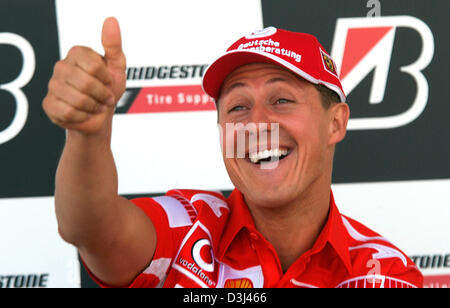 (Dpa) - Tedesco pilota di Formula Uno Michael Schumacher della Ferrari mostra pollice fino a US-F1 Grand Prix di Indianapolis, Stati Uniti d'America, giovedì 16 giugno 2005. Foto Stock