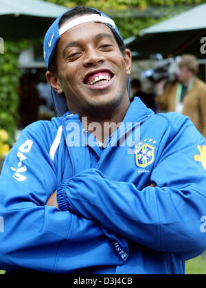 (Dpa) - Brasiliano star soccer player Ronaldinho sorrisi come egli si erge davanti al 'Schloss Lerbach' hotel, che alloggia la nazionale brasiliana di calcio, in Bergisch Gladbach, Germania, martedì, 14 giugno 2005. Il brasiliano del team si prepara per la loro prima partita del 2005 Confederations Cup. Foto Stock