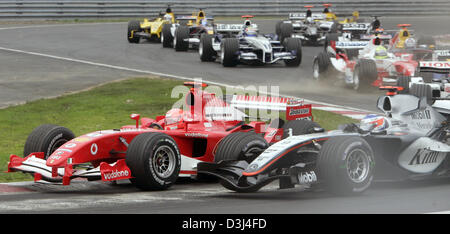 (Dpa) - l'immagine mostra il tedesco pilota di Formula Uno Michael Schumacher di Ferrari e il finlandese Kimi Raikkonen della McLaren Mercedes fianco a fianco dopo l'inizio della F1 nel Gran Premio del Canada alla gara canadese via Gilles Villeneuve a Montreal, Canada, 12 giugno 2005. Foto Stock