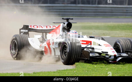 (Dpa) - Giapponese pilota di Formula Uno di Takuma Sato di BAR Honda ottiene della pista durante la seconda sessione di prove libere al Canadian circuito di Formula Uno Gilles Villeneuve a Montreal, Canada, 10 giugno 2005. Il Gran Premio di Formula Uno del Canada inizia qui la domenica, 12 giugno 2005. Foto Stock