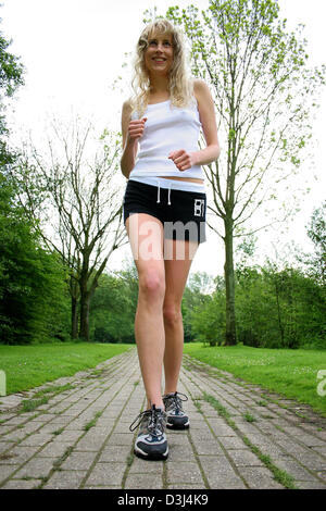 (Dpa file) - l'immagine, datata 6 maggio 2005, mostra una giovane donna jogging in Gescher, Germania. Foto Stock