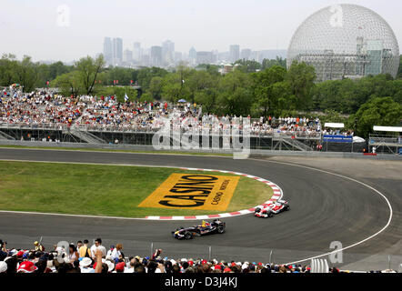 La foto mostra American driver di Formula Uno Scott Speed della Red Bull Racing (L) e Ricardo Zonta della Toyota (R) in azione durante la prima sessione di prove libere a gara canadese via Gilles Villeneuve a Montreal, Canada, Venerdì, 10 giugno 2005. Il Gran Premio di F1 di Canada inizia qui la domenica, 12 giugno 2005. Foto Stock