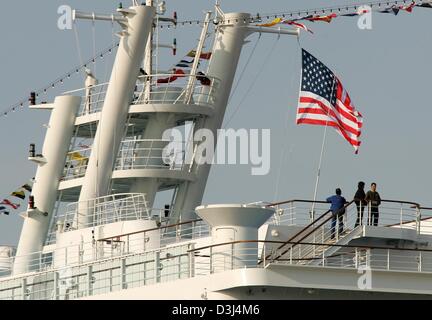 (Dpa) - l'immagine mostra una bandiera americana battenti presso il recentemente costruito crociera "Pride of America" presso il cantiere navale Lloyd Bremerhaven, Germania, martedì, 07 giugno 2005. La nave che nel frattempo era stato consegnato alla nave società proprietaria Norwegian Cruise Line (NCL), è ora vela sotto la bandiera di noi dal Martedì, 07 giugno e si aspetta di essere messa a mare più tardi questa sera Foto Stock