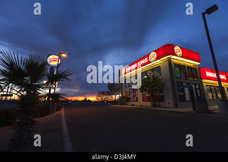 Vista esterna di un Burger King ristorante segno illuminata al tramonto a Firenze Arizona USA Foto Stock