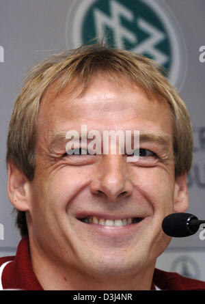 (Dpa) - Juergen Klinsmann, allenatore della nazionale tedesca di calcio (DFB team), sorrisi come egli partecipa a una conferenza stampa commentando la prossima partita della squadra DFB a Duesseldorf in Germania, martedì, 07 giugno 2005. Il team tedesco ha preparato per l'international amichevole contro la Russia, che si terrà in Moenchengladbach Mercoledì, 08 giugno 2005. Foto Stock