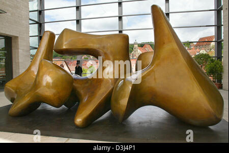 (Dpa) - La scultura intitolata 'tre pezzi vertebre scultura' dal 1968 dall'artista inglese Henry Moore sorge sul display in Wuerth art gallery di Schwaebisch Hall, Germania, martedì, 07 giugno 2005. Lo sviluppo del xx secolo British scolpitura è il tema principale di una mostra presso la galleria d'arte di Schwaebisch Hall, che si apre il 08 giugno 2005. La mostra i luoghi di un processore EMP Foto Stock