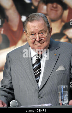 (Dpa) - presidente della UEFA Lennart Johansson raffigurato in una conferenza stampa sulla prossima 'Visioni del Calcio' conferenza presso il Bavarian cancelleria di Stato a Monaco di Baviera, Germania, 30 marzo 2005. La conferenza sul 2006 FIFA mondiali di calcio in Germania avviene all'ICM conference center di Monaco di Baviera dal 27 luglio al 29 luglio 2005. Foto Stock