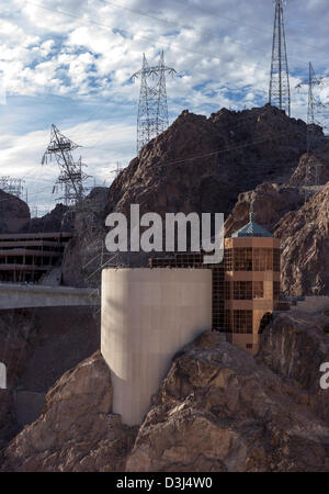 Centro visita all' Hoover Dam costruita nel lato della valle creato da sbarramento al fiume Colorado in Black Canyon Foto Stock