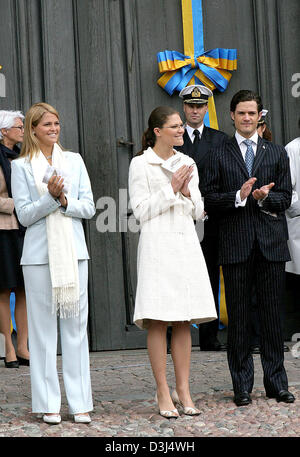 (Dpa) - Corona Svedese Principessa Victoria (C) sorrisi insieme con il suo fratello il principe Carl Philip (R) e sua sorella la principessa Madeleine (L) durante i festeggiamenti in occasione della nazionale svedese per la giornata presso il Palazzo Reale di Stoccolma, Svezia, 6 giugno 2005. (Paesi Bassi) Foto Stock