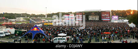 (Dpa) - Ventilatori folla davanti a 'centerstage' durante la performance della band 'Giornata verde' a 'Rock im Park Festival' in Nuremberg, Germania, sabato 04 giugno 2005. Questo week-end tedesco di rock scene saranno disegnati per l'Eifel e Franconia. Il twin festival di musica di Norimberga e al Nuerburgring vantano più di 90 tedesco e bande internazionali dotate di tutta la s Foto Stock