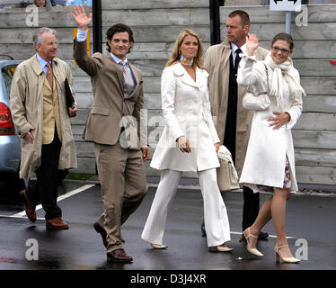 (Dpa) - Il Principe Carl Philip (2R), la principessa Madeleine (M), e la principessa ereditaria Victoria (R) della Svezia arriva per la riunione di famiglia di Bernadotte famiglia presso il castello di Sofiero, fuori Helsingborg, Svezia, 02 giugno 2005. Ex il re svedese Oscar II e la regina Sofia presentato Gustav-Adolf principe e principessa Margareta con il castello di Sofiero come un regalo di nozze di un centinaio di anni fa. (NETHER Foto Stock