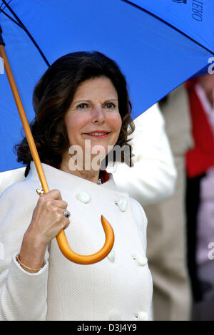 (Dpa) - Regina Silvia di Svezia sorrisi che tiene un ombrello in mano durante una riunione di famiglia di Bernadotte famiglia presso il castello di Sofiero, fuori Helsingborg, Svezia, 02 giugno 2005. Ex il re svedese Oscar II e la regina Sofia presentato Gustav-Adolf principe e principessa Margareta con il castello di Sofiero come un regalo di nozze di un centinaio di anni fa. (Paesi Bassi) Foto Stock