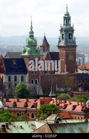 (Dpa) - Vista sul Wawel raffigurato dalla torre della chiesa Marien a Cracovia, Polonia, 9 maggio 2005. Un tempo la residenza del re polacco, il Wawel è oggi la più bella e importante castello costruzione di Polonia. Cracovia, capitale del Wojewodschaft Regione di Malopolska, si trova con 750.000 abitanti nella valle Weichsel nel sud della Polonia. Il fiume Weic Foto Stock