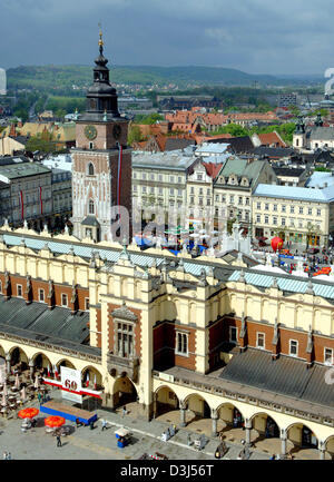 (Dpa) - Vista sul panno hall e la torre del palazzo comunale (F) sul luogo di mercato (Rynek) nella Città Vecchia foto dalla torre della chiesa Marien a Cracovia, Polonia, 8 maggio 2005. Un tempo la residenza del re polacco, il Wawel è oggi la più bella e importante castello costruzione di Polonia. Cracovia, capitale del Wojewodschaft Regione di Malopolska, si trova con 750. Foto Stock