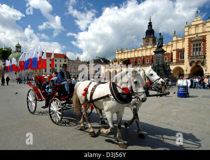 (Dpa) - Un curricle sul luogo di mercato ("Rynek') nella Città Vecchia foto a Cracovia, Polonia, 10 maggio 2005. Un tempo la residenza del re polacco, il Wawel è oggi la più bella e importante castello costruzione di Polonia. Cracovia, capitale del Wojewodschaft Regione di Malopolska, si trova con 750.000 abitanti nella valle Weichsel nel sud della Polonia. Il fiume Foto Stock