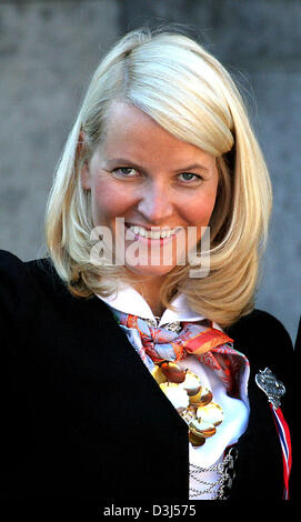 (Dpa) - Crown Princess Mette-Marit di Norvegia compare di fronte residence Skaugum sulla nazionale norvegese in vacanza a Oslo, Norvegia, 17 maggio 2005. (Paesi Bassi) Foto Stock