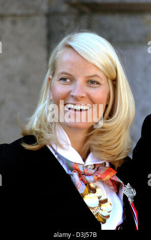 (Dpa) - Crown Princess Mette-Marit di Norvegia compare di fronte residence Skaugum sulla nazionale norvegese in vacanza a Oslo, Norvegia, 17 maggio 2005. (Paesi Bassi) Foto Stock